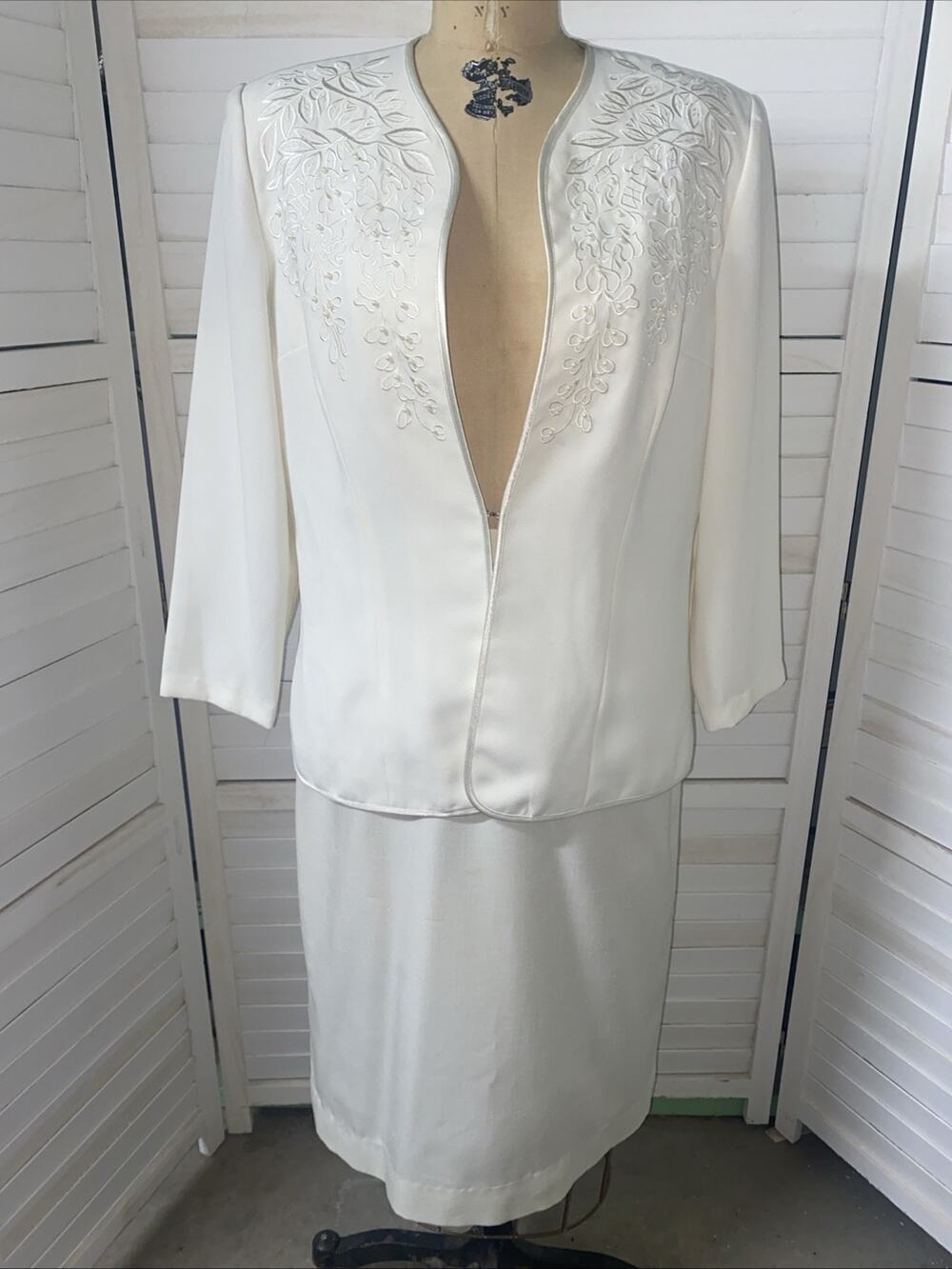 90s VTG Che Studio Woman's 2 pc Lined Embroidery Cream Suit Skirt/Jacket M/L
